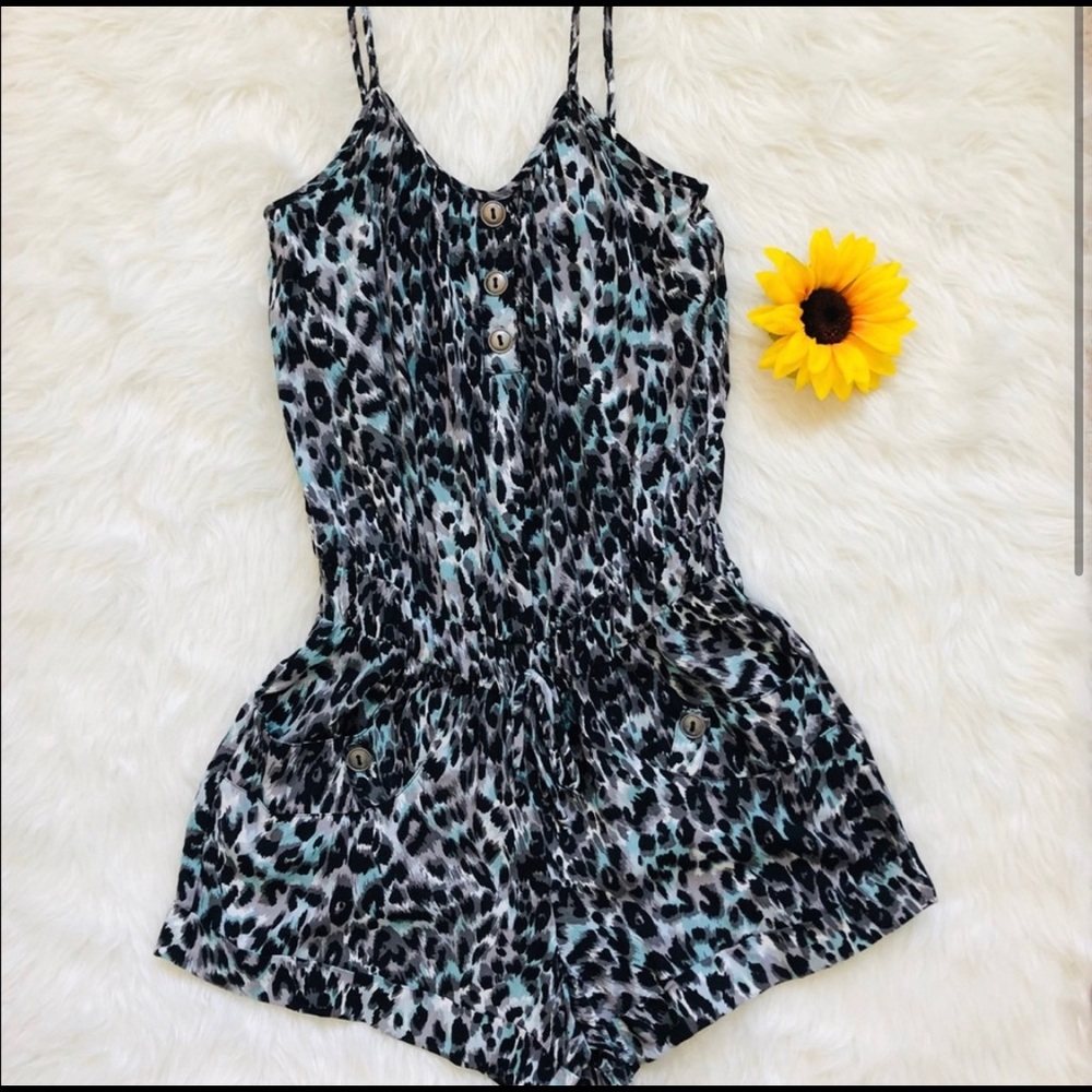 🦋(NWOT) Blue Leopard Romper🦋
